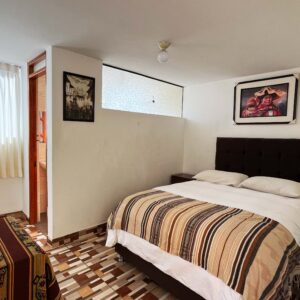 Cómoda cama y área de descanso en nuestra habitación doble Ollantaytambo